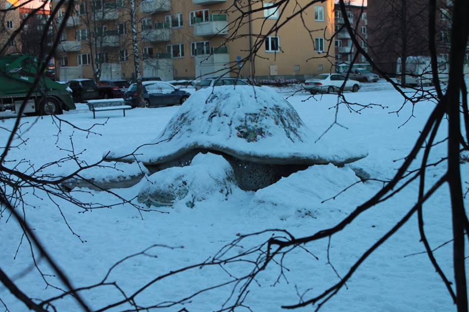 Offentlig skulptur i jernsement med tittelen "Skilpadde" av Evangelisti. Haarklousplass, Torshov, Oslo. Public sculpture in ferrocement titled "Turtle" by Evangelisti. Haarklousplass, Torshov, Oslo.