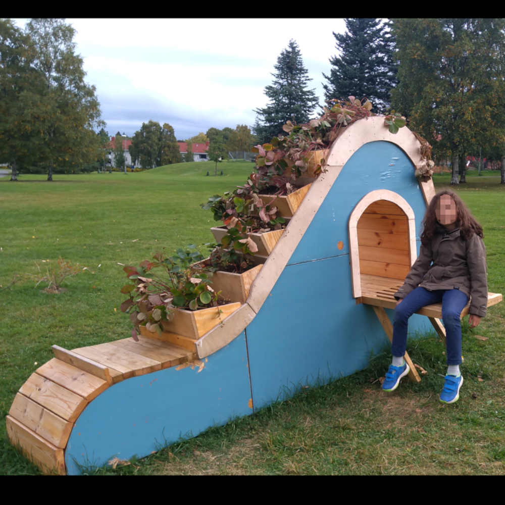 Installasjoner med resirkulert og bærekraftig materiale på Etterstad sletta.

Installations with recycled and sustainable material in Etterstad sletta.