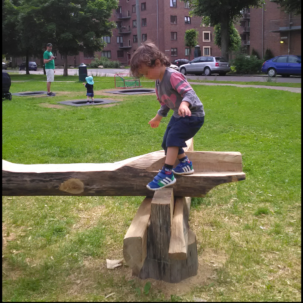 Estetisk eksperiment - urban skulptur i alm av Evangelisti på Haarklous plass, Torshov, Oslo.

Aesthetic experiment - urban sculpture in elm wood by Evangelisti at Haarklous plass, Torshov, Oslo.