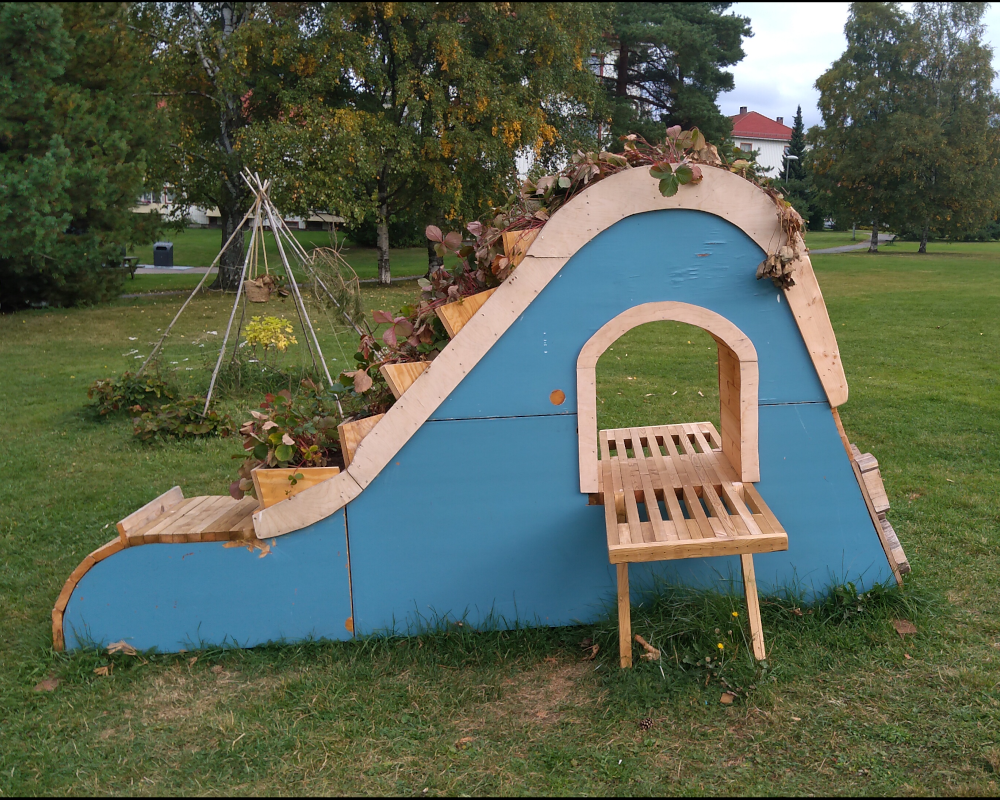 Installasjoner med resirkulert og bærekraftig materiale på Etterstad sletta.

Installations with recycled and sustainable material in Etterstad sletta.