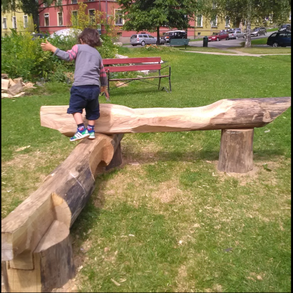 Estetisk eksperiment - urban skulptur i alm av Evangelisti på Haarklous plass, Torshov, Oslo.

Aesthetic experiment - urban sculpture in elm wood by Evangelisti at Haarklous plass, Torshov, Oslo.