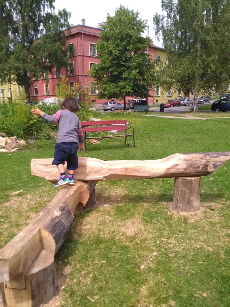 Estetisk eksperiment - urban skulptur i alm av Evangelisti på Haarklous plass, Torshov, Oslo.

Aesthetic experiment - urban sculpture in elm wood by Evangelisti at Haarklous plass, Torshov, Oslo.