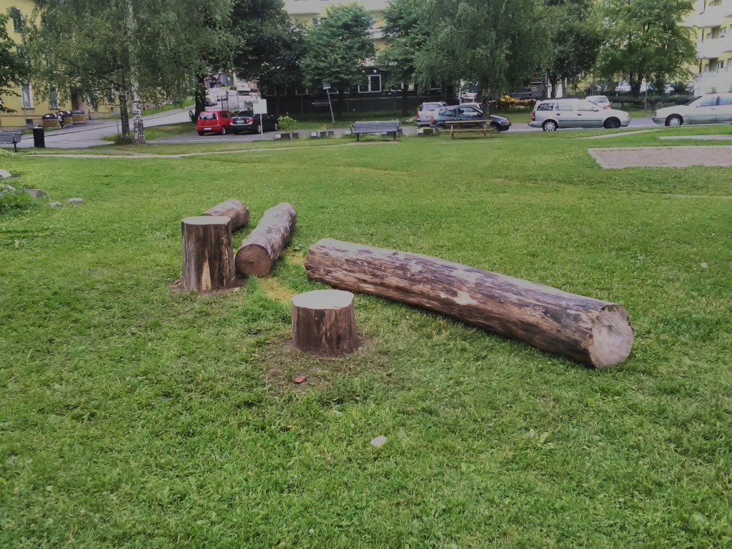 Estetisk eksperiment - urban skulptur i alm av Evangelisti på Haarklous plass, Torshov, Oslo.

Aesthetic experiment - urban sculpture in elm wood by Evangelisti at Haarklous plass, Torshov, Oslo.