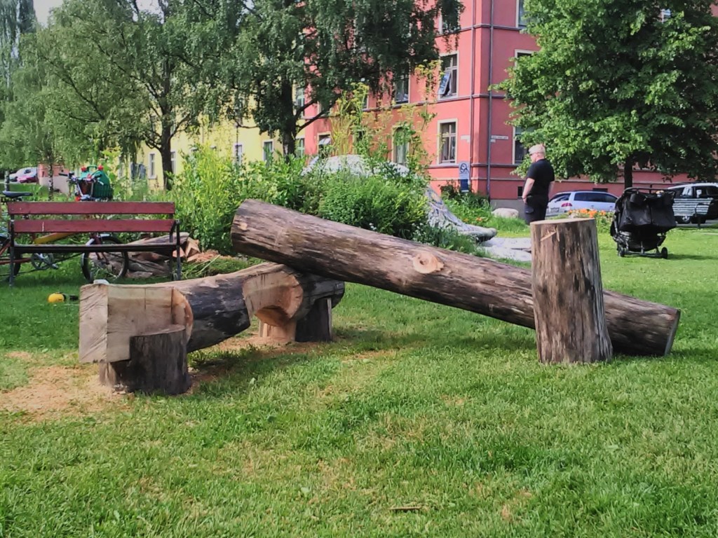 Estetisk eksperiment - urban skulptur i alm av Evangelisti på Haarklous plass, Torshov, Oslo.

Aesthetic experiment - urban sculpture in elm wood by Evangelisti at Haarklous plass, Torshov, Oslo.
