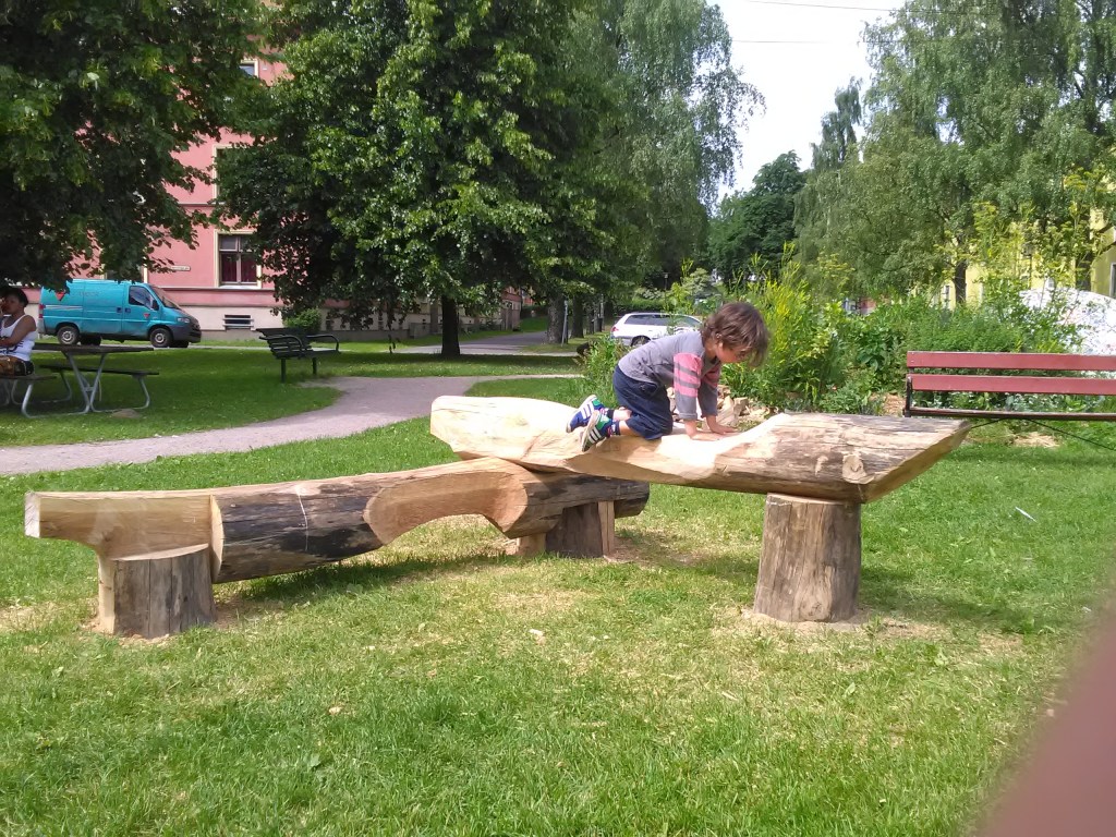 Estetisk eksperiment - urban skulptur i alm av Evangelisti på Haarklous plass, Torshov, Oslo.

Aesthetic experiment - urban sculpture in elm wood by Evangelisti at Haarklous plass, Torshov, Oslo.