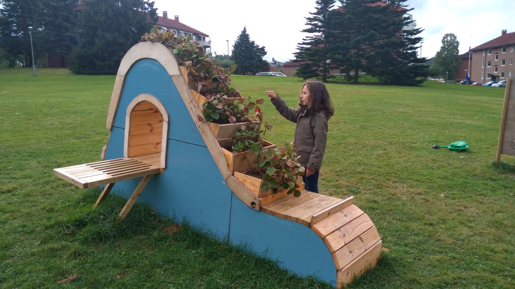 Installasjoner med resirkulert og bærekraftig materiale på Etterstad sletta.

Installations with recycled and sustainable material in Etterstad sletta.