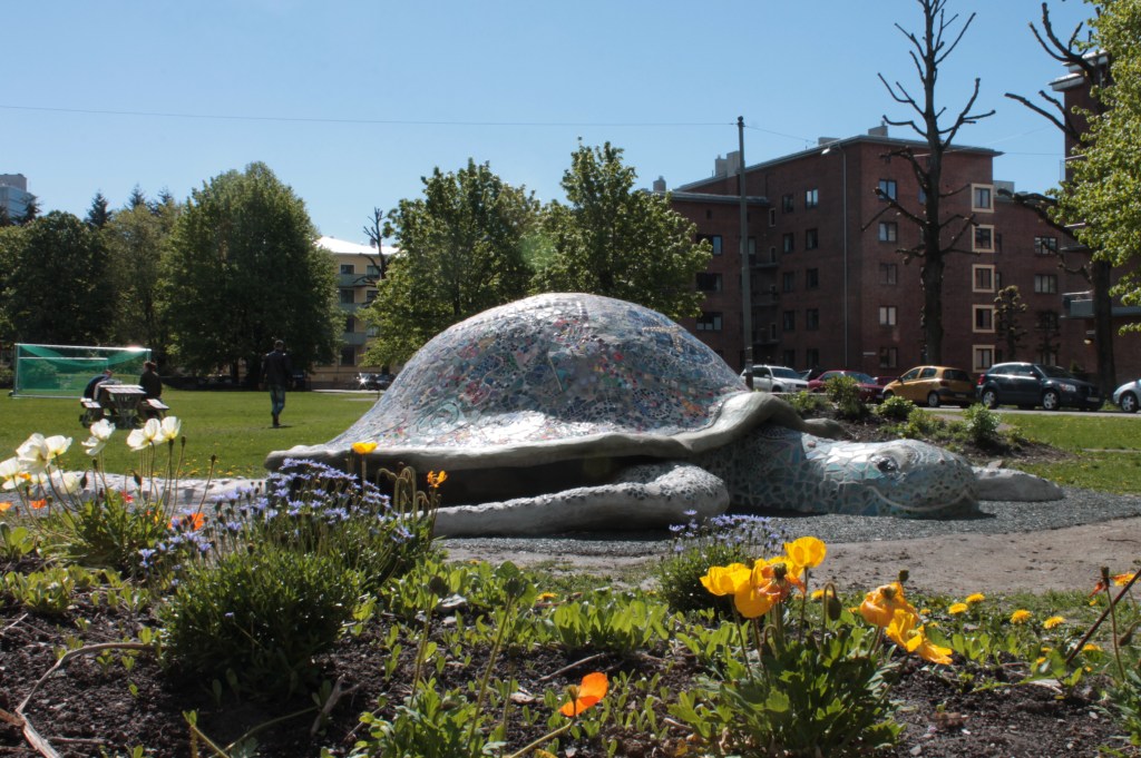 Offentlig skulptur i jernsement med tittelen "Skilpadde" av Evangelisti. Haarklousplass, Torshov, Oslo. Public sculpture in ferrocement titled "Turtle" by Evangelisti. Haarklousplass, Torshov, Oslo.
