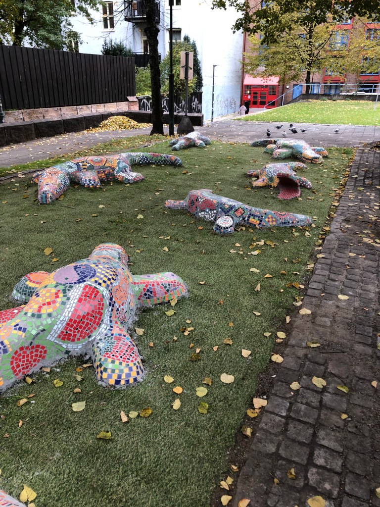 Offentlige skulpturer i lekeplass i mosaikk og jernsement av Evangelisti i Urtehagen, Grønland, Oslo.

Public sculptures in a playground in mosaic and ferrocement by Evangelisti in Urtehagen, Grønland, Oslo.