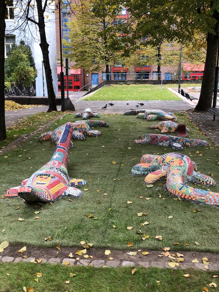 Offentlige skulpturer i lekeplass i mosaikk og jernsement av Evangelisti i Urtehagen, Grønland, Oslo.

Public sculptures in a playground in mosaic and ferrocement by Evangelisti in Urtehagen, Grønland, Oslo.