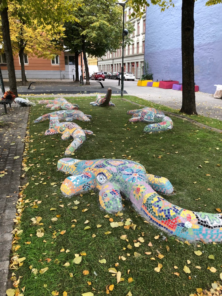 Offentlige skulpturer i lekeplass i mosaikk og jernsement av Evangelisti i Urtehagen, Grønland, Oslo.

Public sculptures in a playground in mosaic and ferrocement by Evangelisti in Urtehagen, Grønland, Oslo.