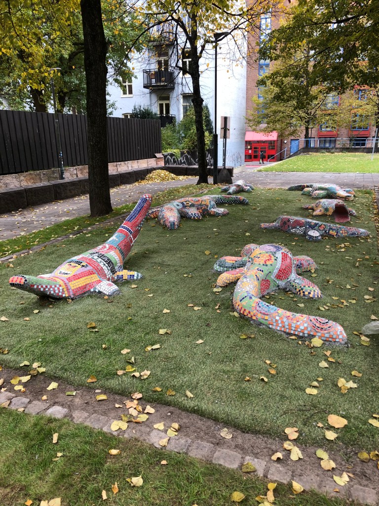 Offentlige skulpturer i lekeplass i mosaikk og jernsement av Evangelisti i Urtehagen, Grønland, Oslo.

Public sculptures in a playground in mosaic and ferrocement by Evangelisti in Urtehagen, Grønland, Oslo.