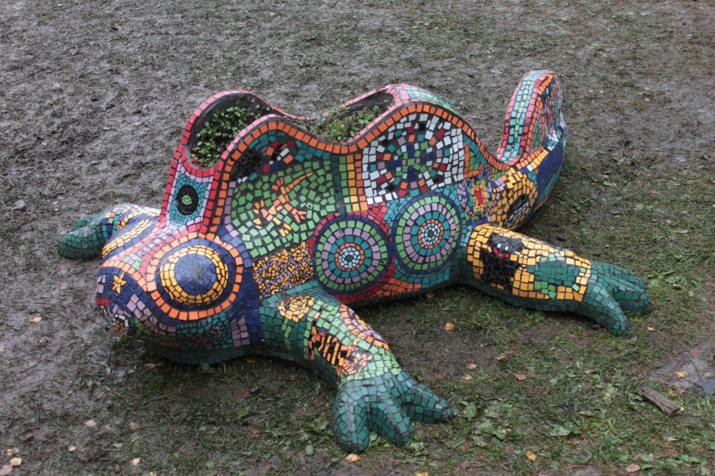 Skulptur i jernsement og mosaikk med tittelen "Alexander salamander" av Evangelisti. Nesodden barneskole. Sculpture in ferrocement and mosaics titled "Alexander salamander" by Evangelisti. Nesodden primary school.