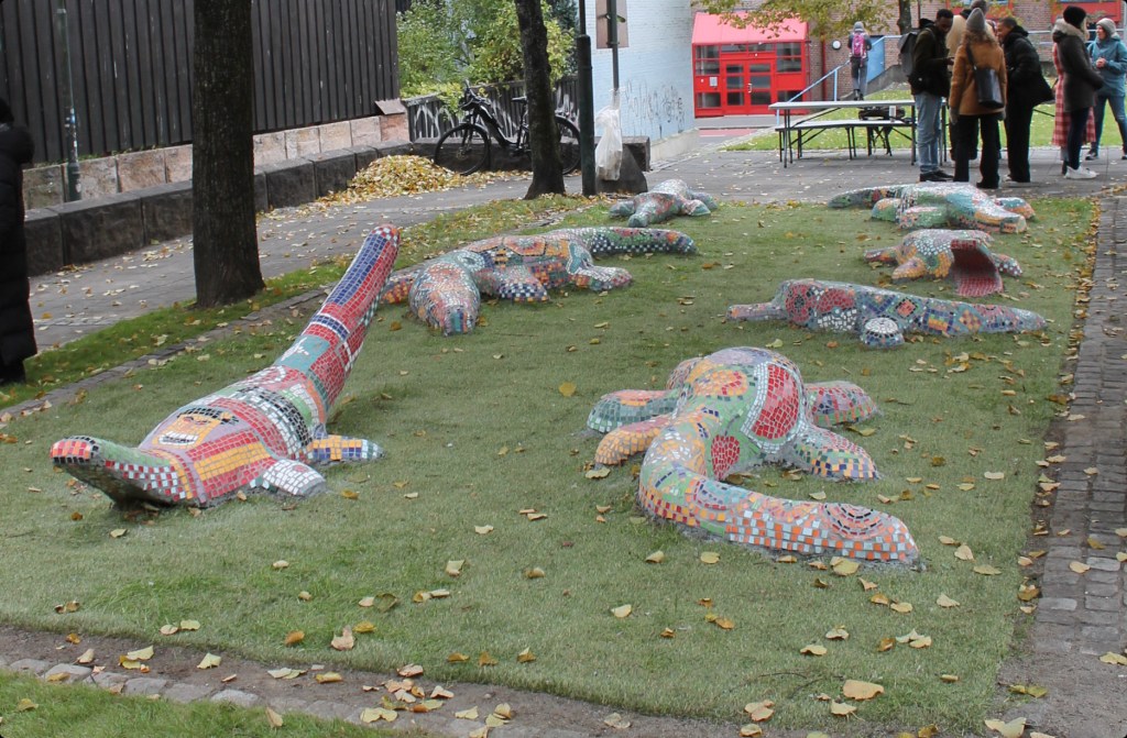 Offentlige skulpturer i lekeplass i mosaikk og jernsement av Evangelisti i Urtehagen, Grønland, Oslo.

Public sculptures in a playground in mosaic and ferrocement by Evangelisti in Urtehagen, Grønland, Oslo.
