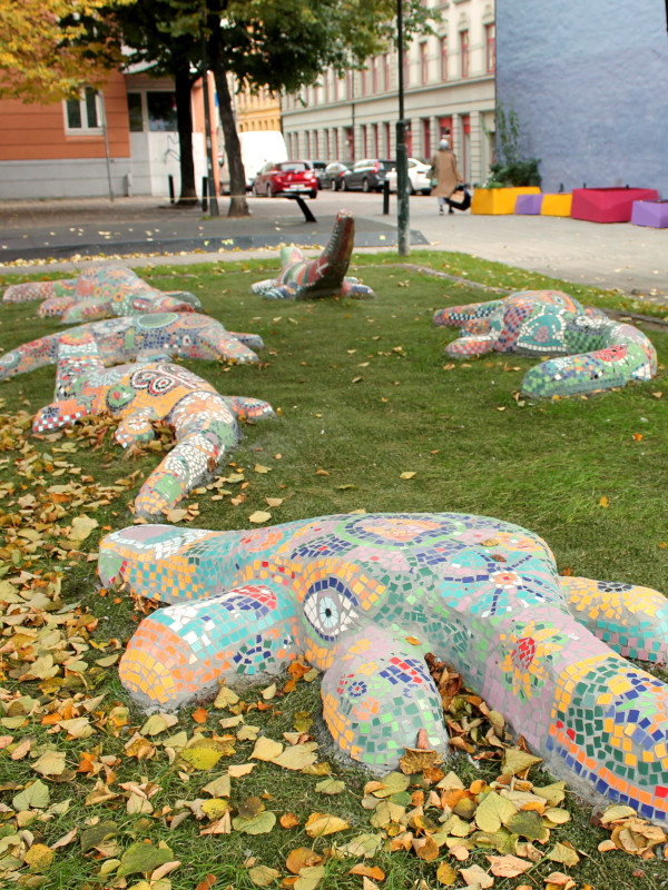 7 krokodiller offentlige skulpturer i betong og mosaikk av Evangelisti, installert på Urtehagen i Oslo. 7 crocodiles public sculptures in concrete and mosaics by Evangelisti, installed in Urtehagen in Oslo.