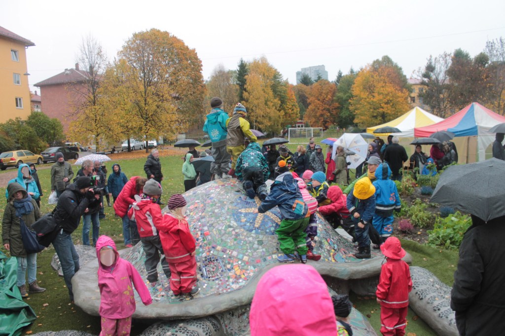 Offentlig skulptur i jernsement med tittelen "Skilpadde" av Evangelisti. Haarklousplass, Torshov, Oslo. Public sculpture in ferrocement titled "Turtle" by Evangelisti. Haarklousplass, Torshov, Oslo.