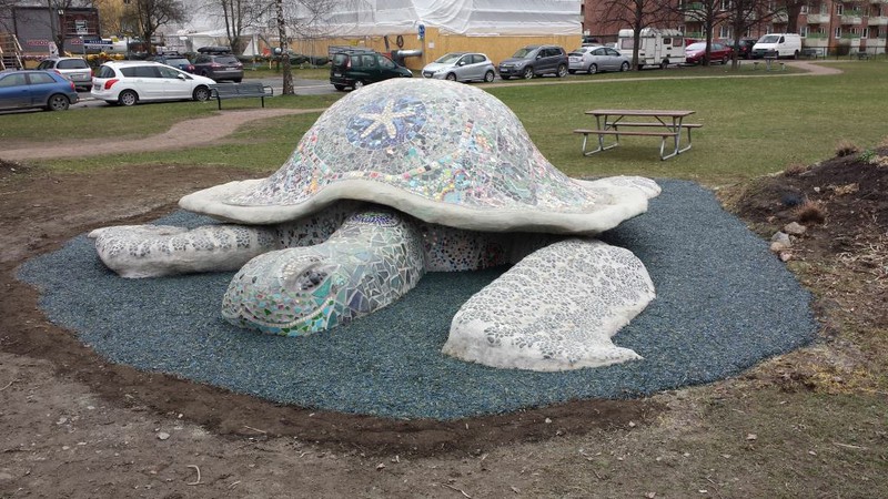 Offentlig skulptur i jernsement med tittelen "Skilpadde" av Evangelisti. Haarklousplass, Torshov, Oslo. Public sculpture in ferrocement titled "Turtle" by Evangelisti. Haarklousplass, Torshov, Oslo.